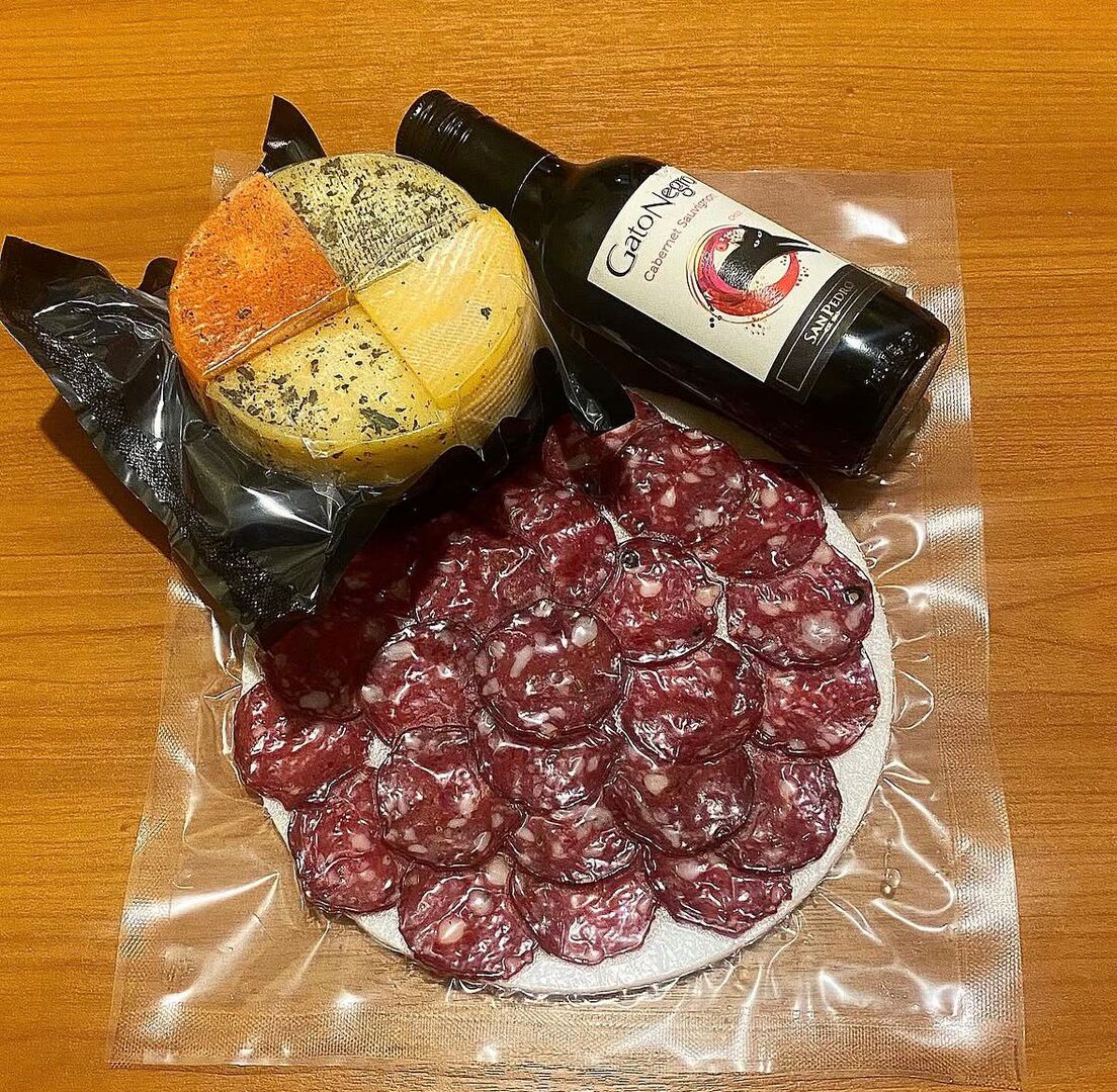 Picada con vino y queso